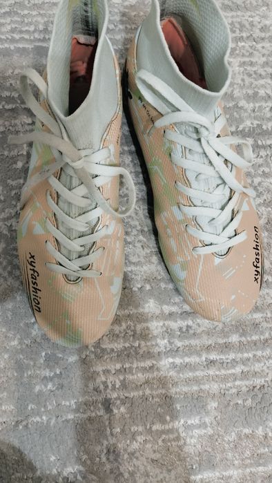 Продам б/у кроссовки для футбола