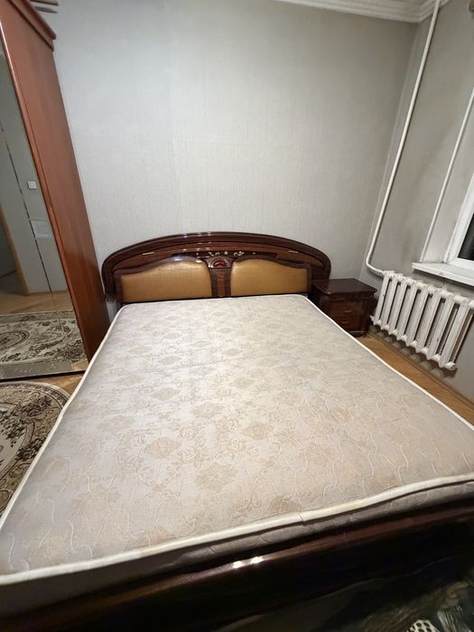 Большая кровать с матрасом