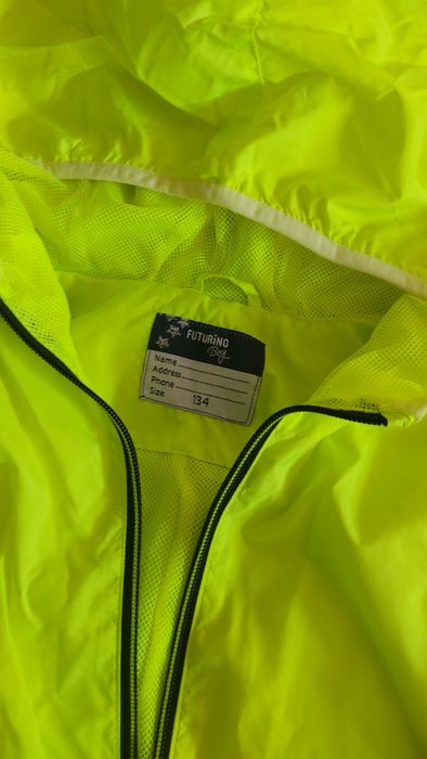 Продам ветровку р.134