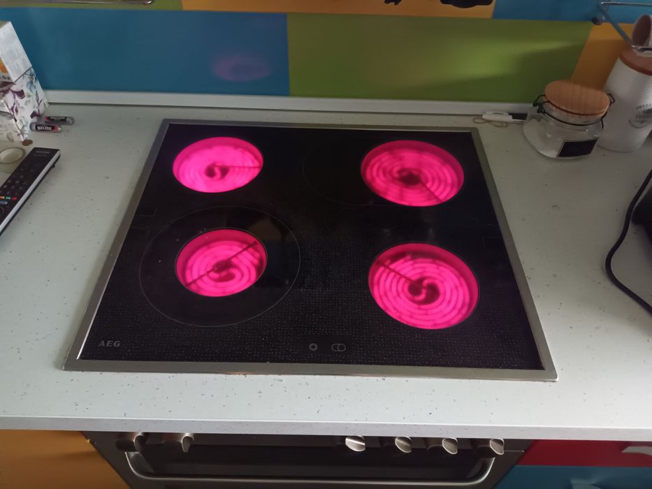 Фурна с котлони AEG