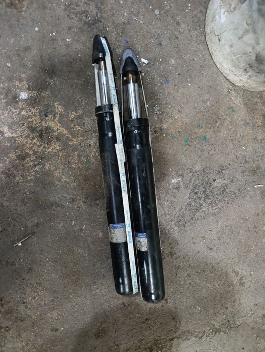 Передние амортизаторы на Ауди 100 с4.