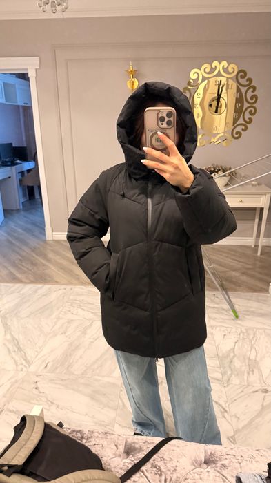 Пуховик черного цвета