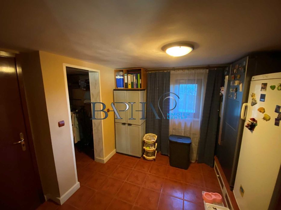 Обзаведена триетажна къща във Виница