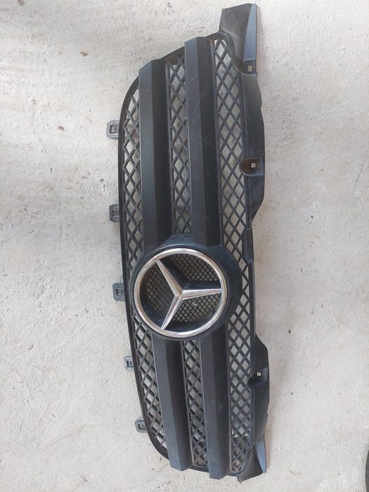 Vând grila radiator Mercedes Sprinter,model W 906.Pret 300 lei.