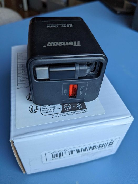 Зарядно с вграден/прибиращ се кабел