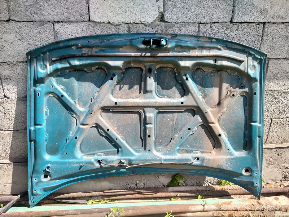 Продам капот  mitsubishi space runner