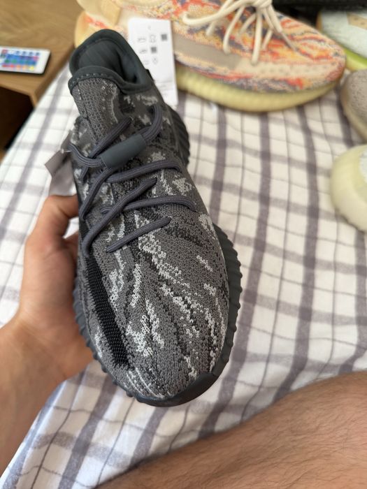 Adidasi yeezy noi