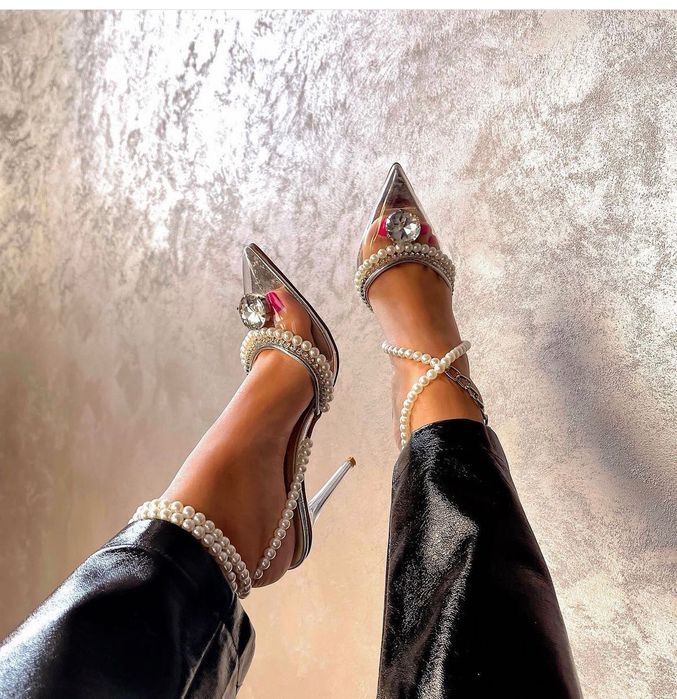 pantofi gen Amina Muaddi