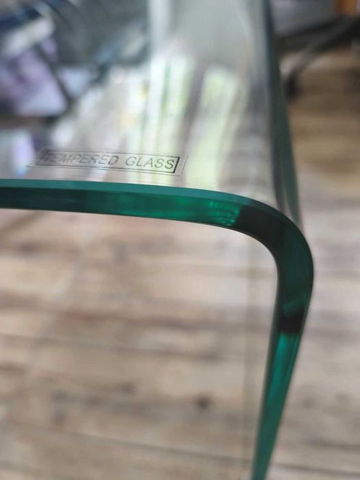 Модерна холна маса от цяло извито закалено стъкло (Tempered Glass)