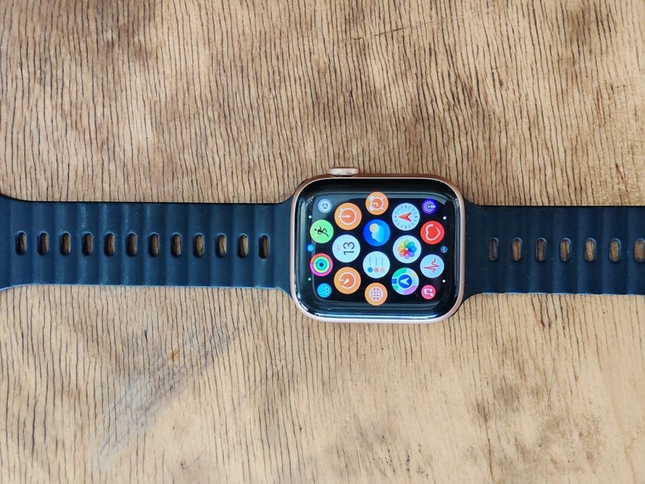 Продаю iwatch series 6. 44 mm в хорошем состоянии