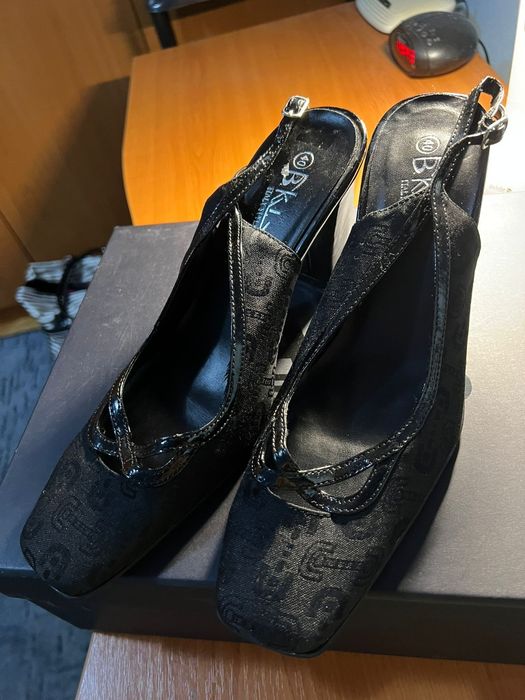 Sandale negre cu toc