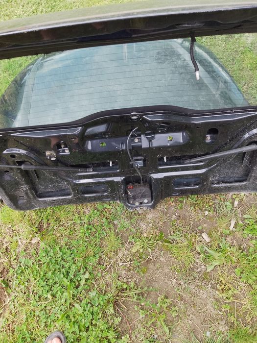 Vând capota ,uși și portbagaj Ford focus