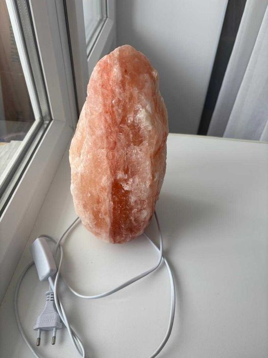 Лампа соляная ,гималайская соль, на деревянной подставке