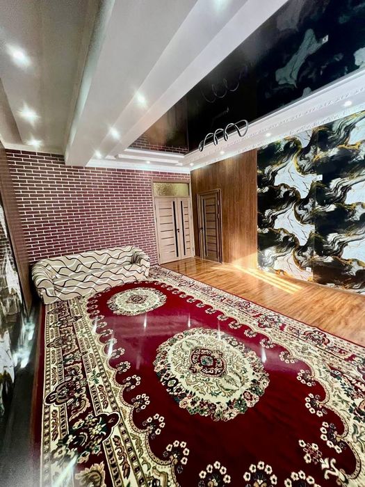 Yangi mebellar bilan jihozlangan issiq va shinam kvartira