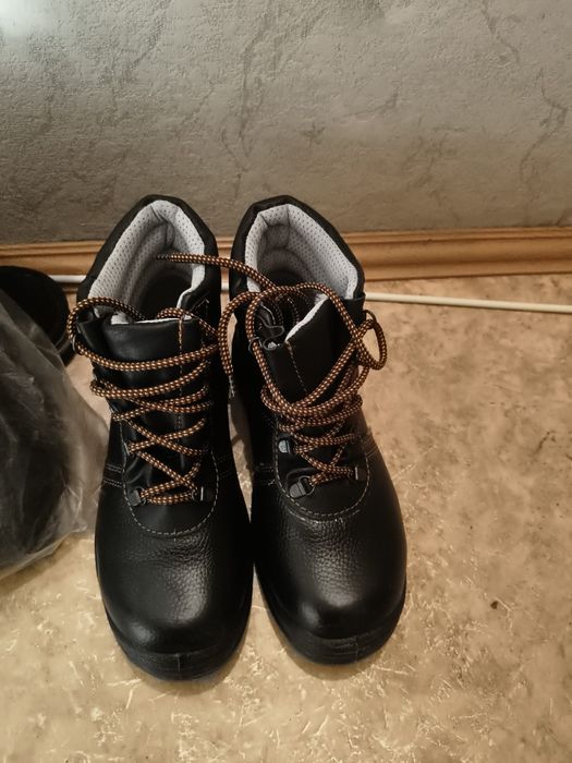 Продам спец обувь.