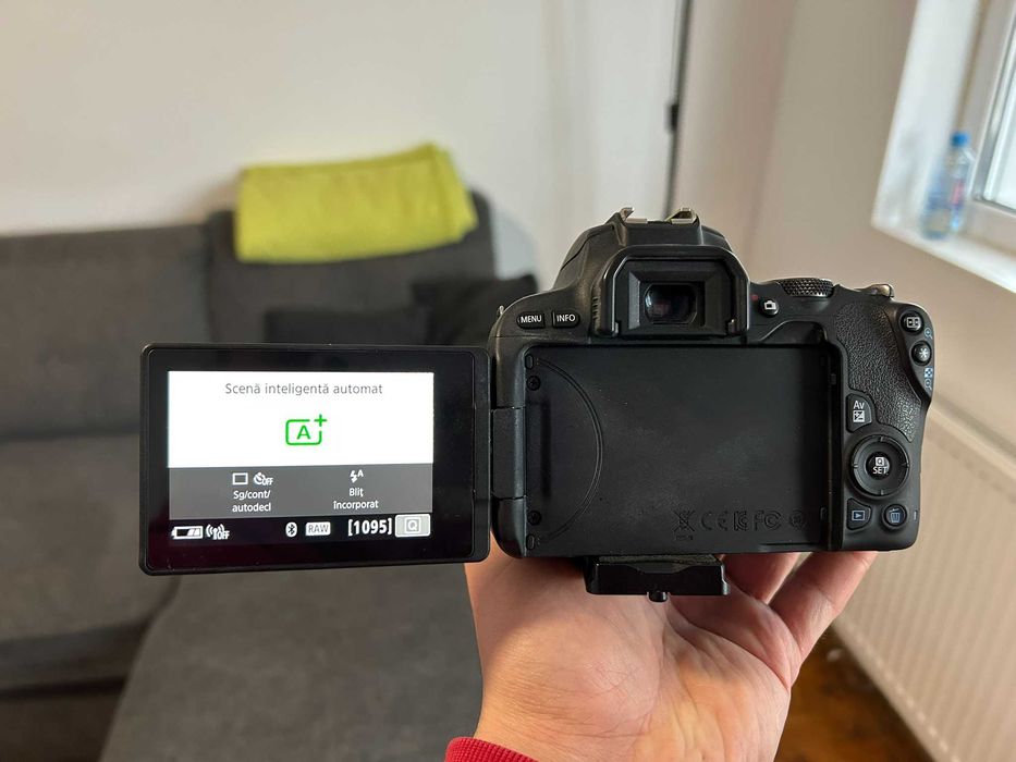 Aparat foto DSLR Canon EOS 200D + stativ + Microfon Rode VideoMicro