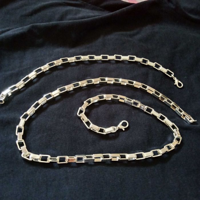 Масивен, нов сребърен комплект в кутия за подарък.