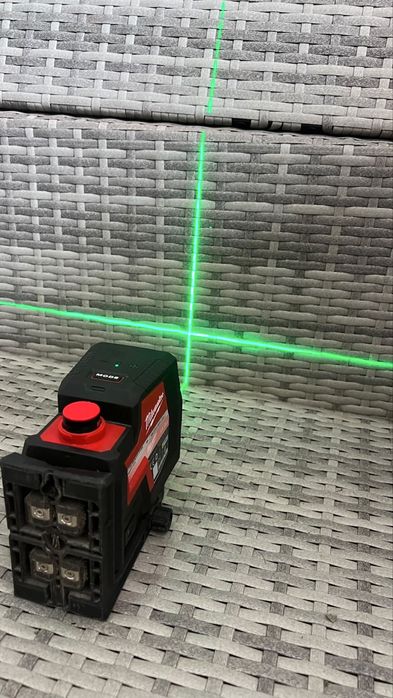 Laser milwaukee L4 CLL cu trepied TRP180