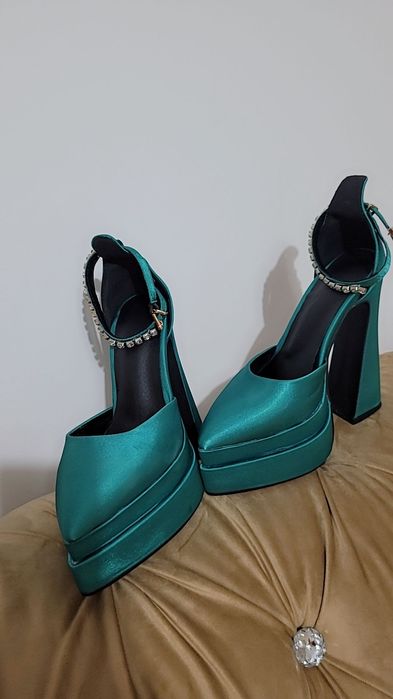 Sandalesi pantofi eleganți