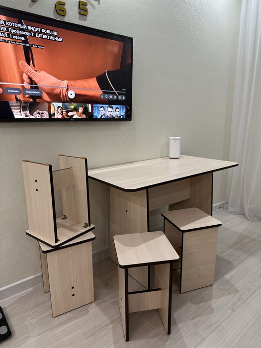 Продам кухонный стол и 4 стулья б/у