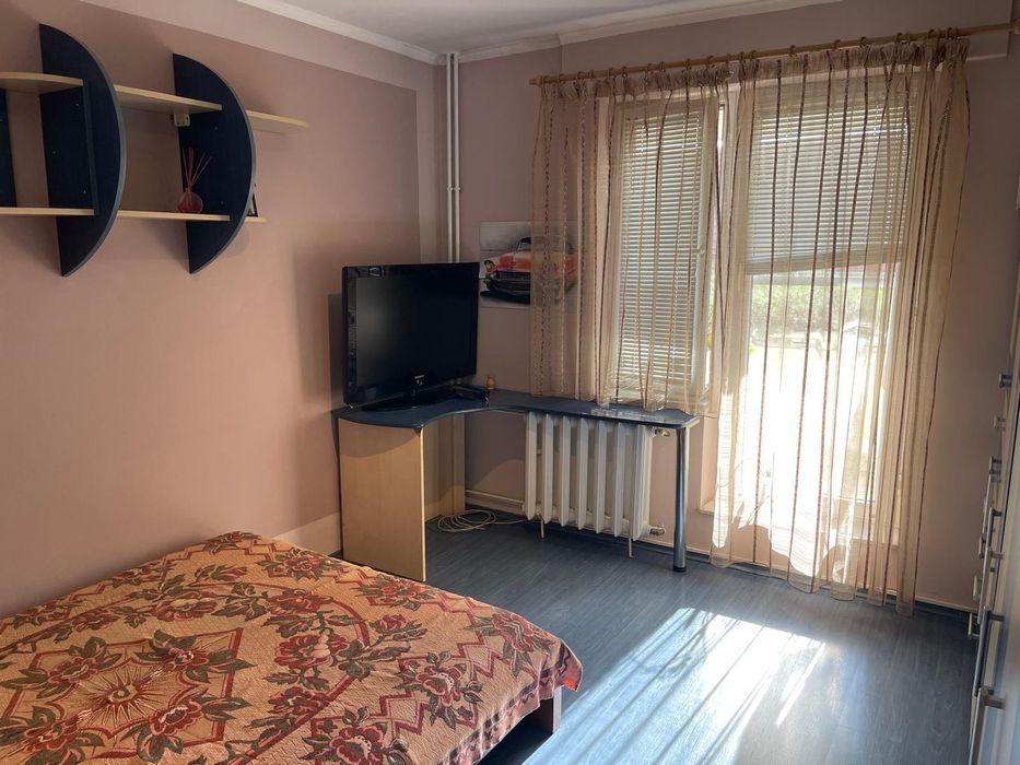 Apartament 3 camere + balcon de închiriat – Zona Cantemir