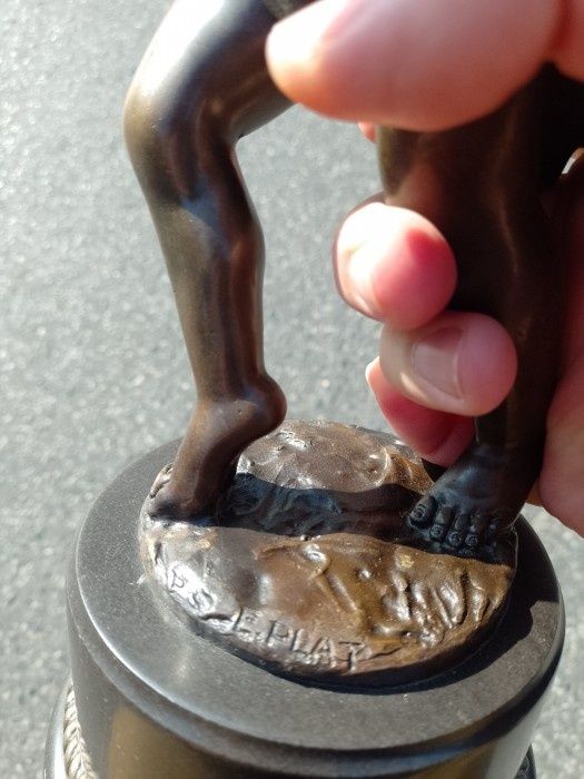 Superbă sculptura realizată din bronz masiv pe soclu din marmura neagra,piesa semnata stare excelentă,impact vizual deosebit h 42 cm