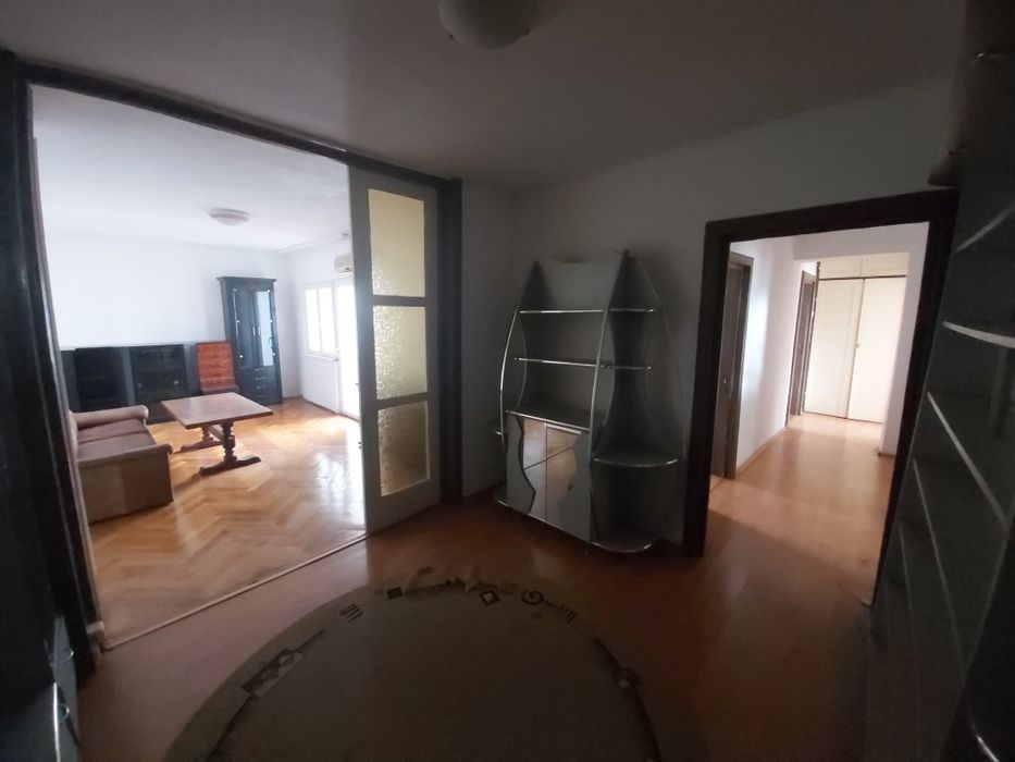 Închiriez ap.trei camere