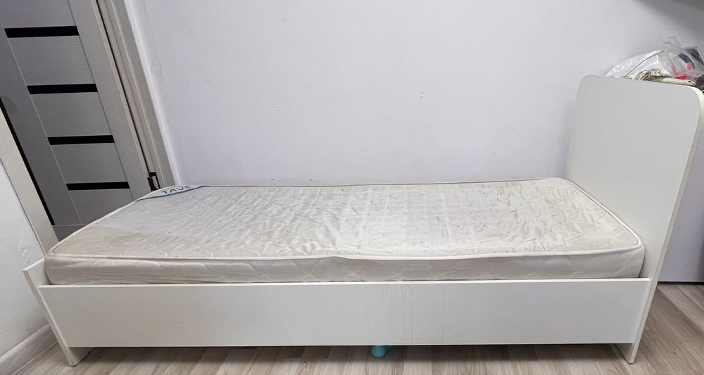 Срочно продаю кровать с матрасом