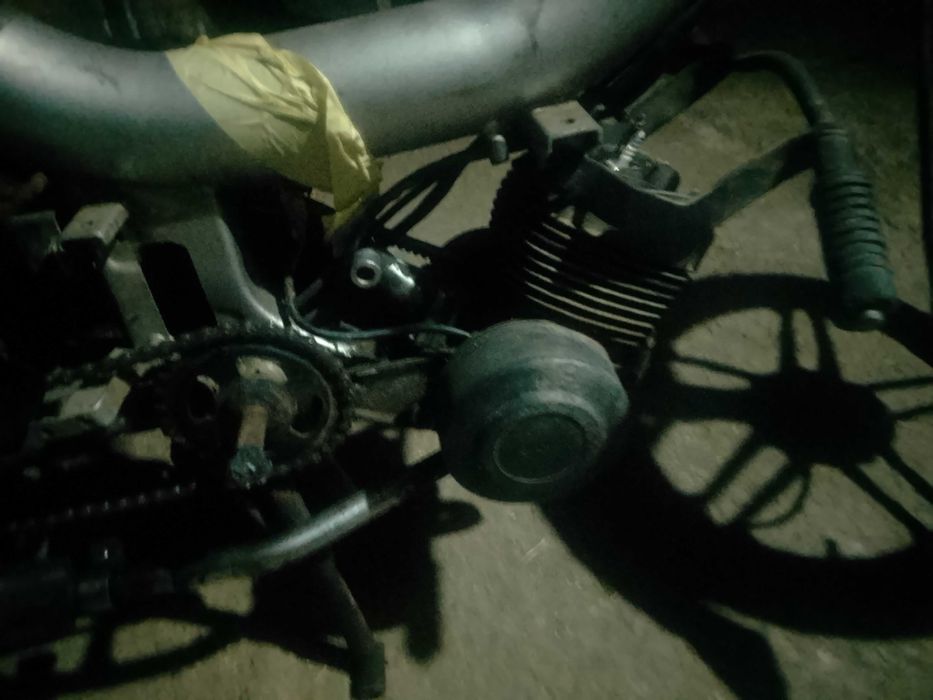 Vând scuter kewais defect carburatorul și o mobra nu are carburatorul