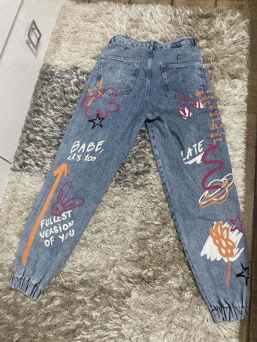 Blugi graffiti pentru fete