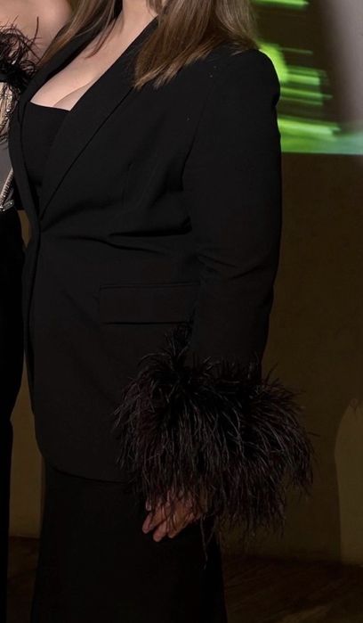 Черный пиджак Zara с перьями (блейзер)