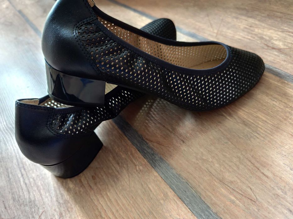 Дамски обувки с нисък ток Caprice