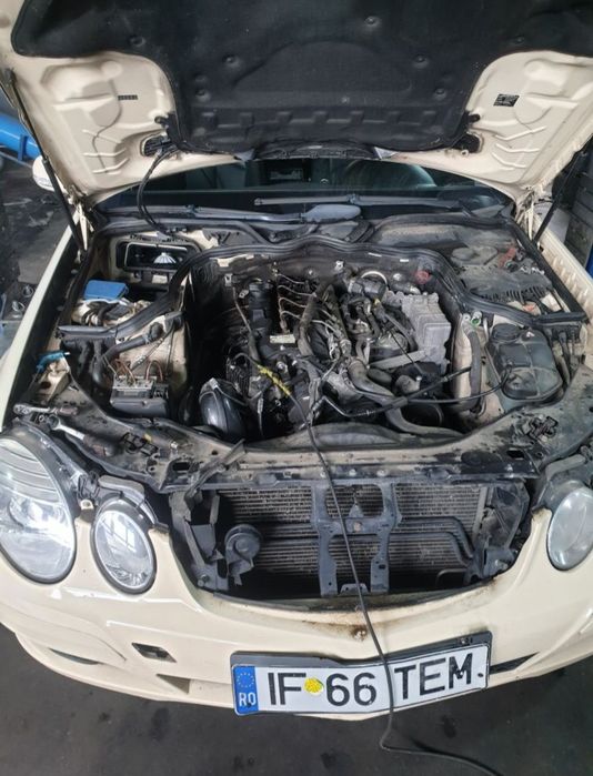 Dezmembrez Mercedes E 220