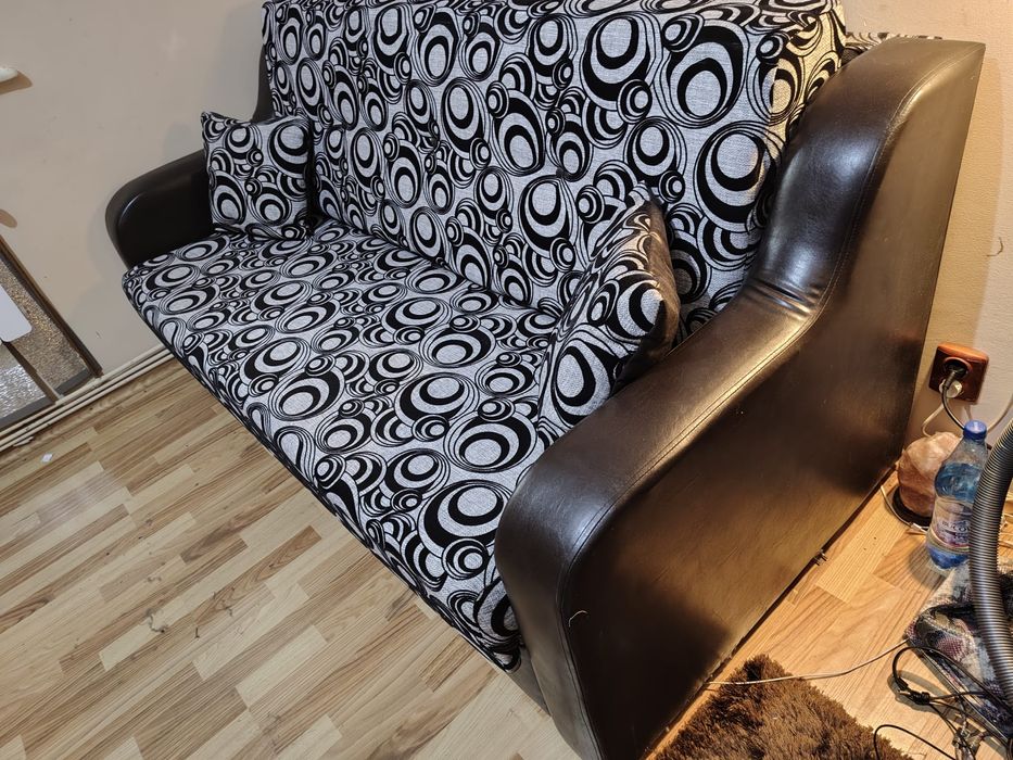 Canapea extensibilă,3 persoane,putin uzată, cu ladă depozitare!