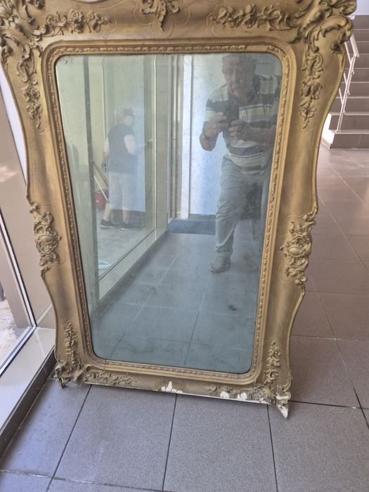 Oglinda veche cu rama . Are cam 100 de ani  . Dimensiuni 130 x50 cm