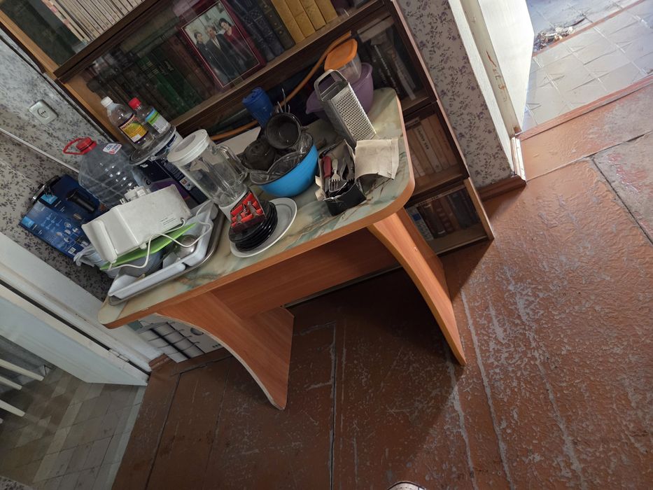 Продам холодильник , столы