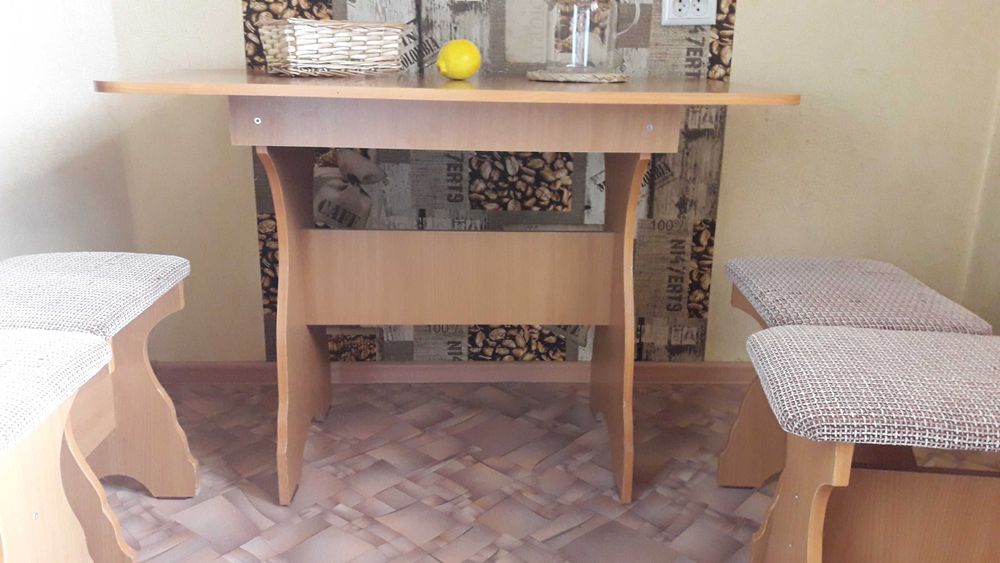 кухонный стол с табуретками