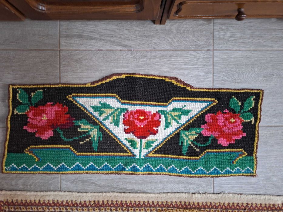 Tapiserie veche, cusută manual, cu motive florale stilizat 100x40cm