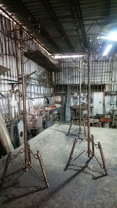 Продаётся напольная Вешалка ,качество отличное ,покрашено под старину