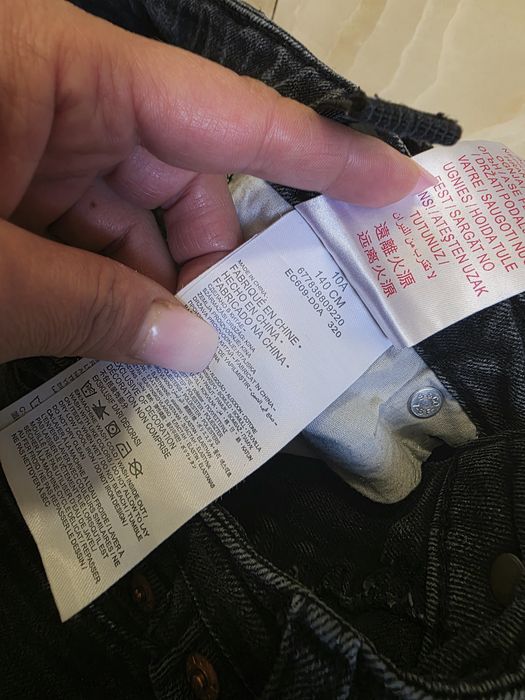 Blugi Levi's stare foarte bună o mică dungă  pe spate vezi foto mărimea 140 cm