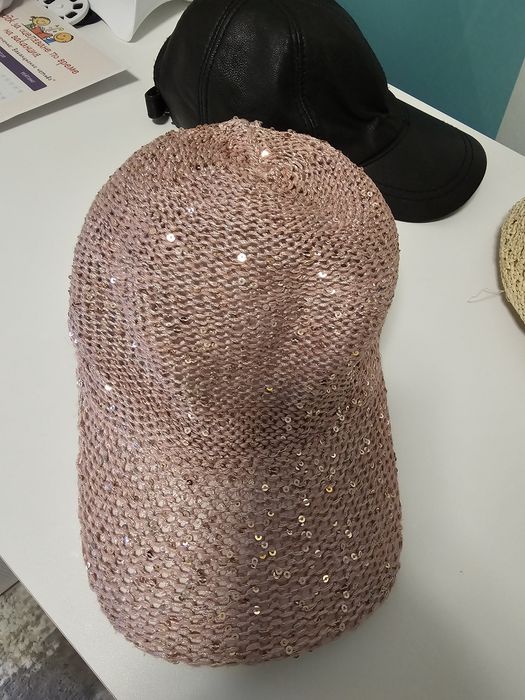 Дамски шапки с козирка