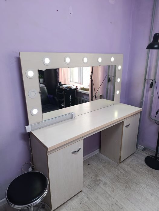 Продам столик с зеркалом