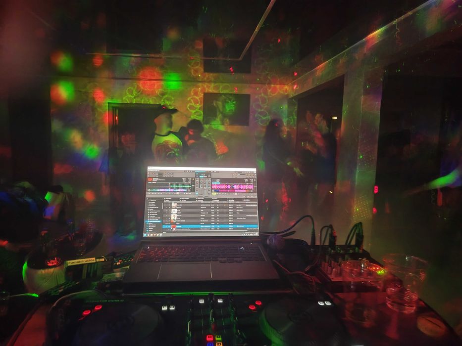 Inchiriez boxe 4500W, mixer, controller, microfon, lumini (pachet complet pentru petrecere)