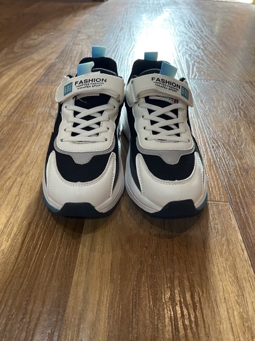 Продам кроссовки новые 37 размер