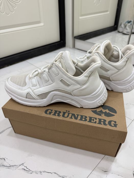 Продам Итальянские кроссовки 41 размер