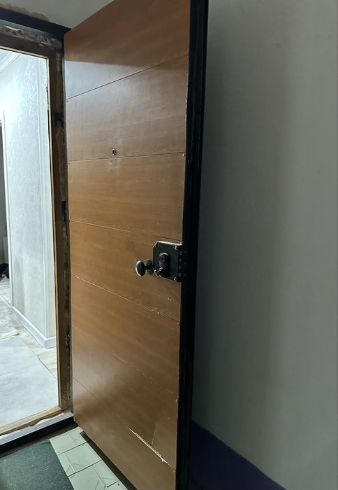Продам железную дверь