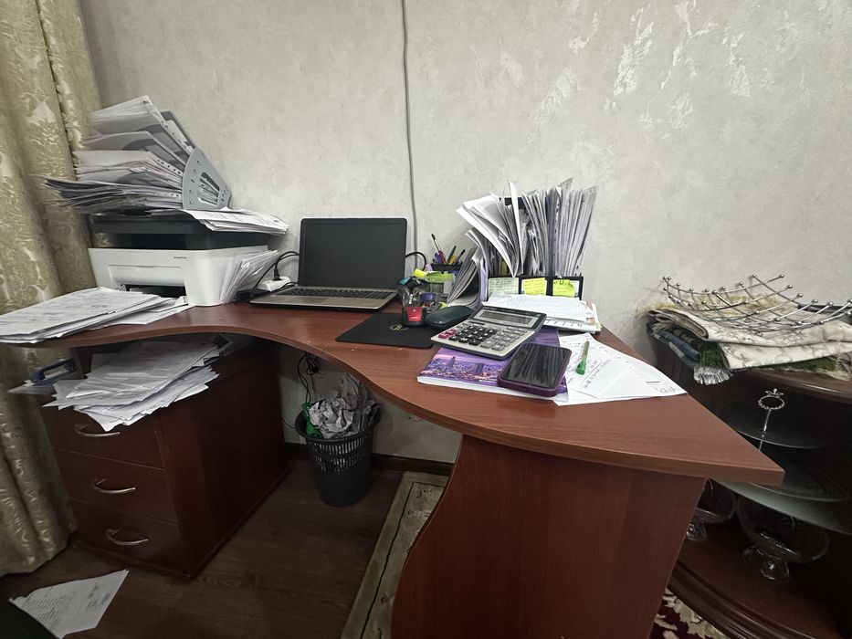 Стол офисный продается.