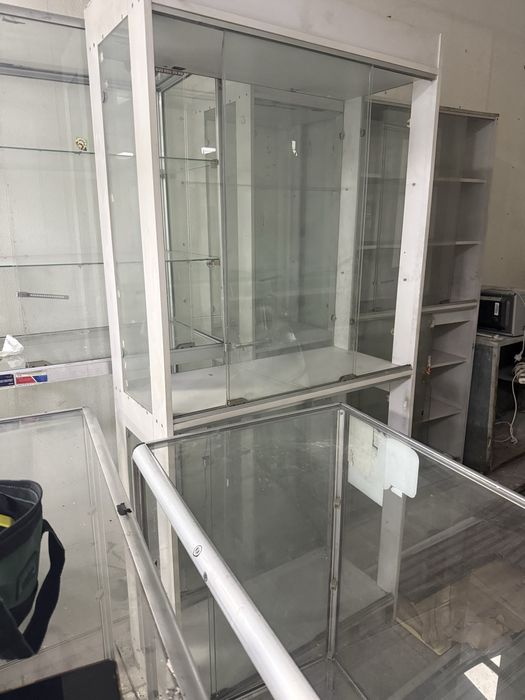 Шкаф полка  стеклянныә 3 штук. Бесплатно отдам