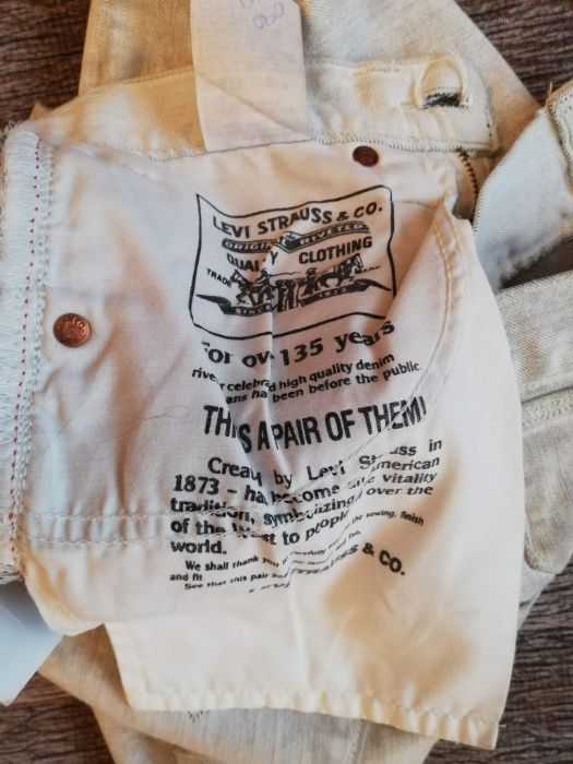 с етикета дамски дънки Levis уникални 28
