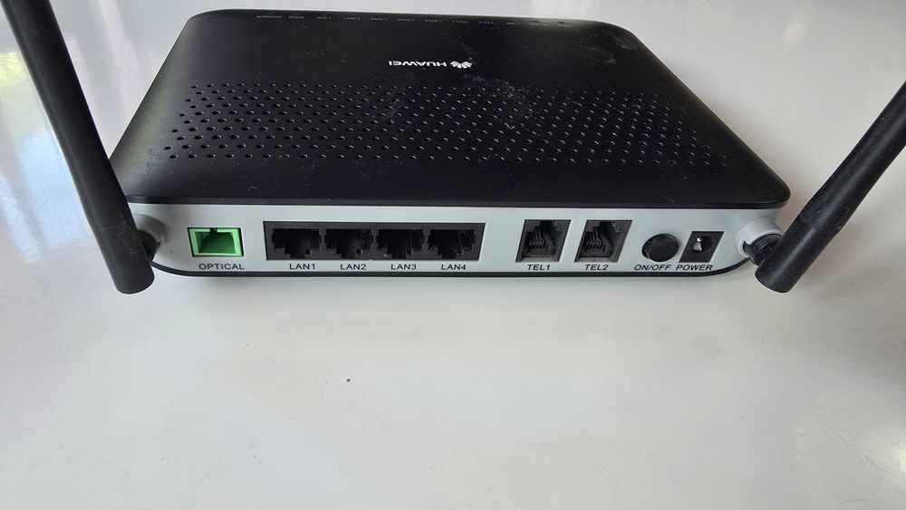 Оптичен рутер / GPON терминал Huawei EchoLife HG8245 (черен)